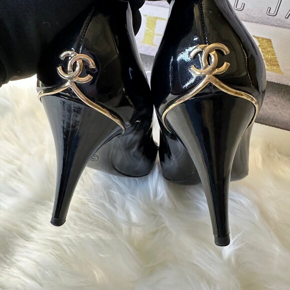 Authentic Chanel CC Logo Patent Leather Pumps - Sz 39 - Picture 8 of 13